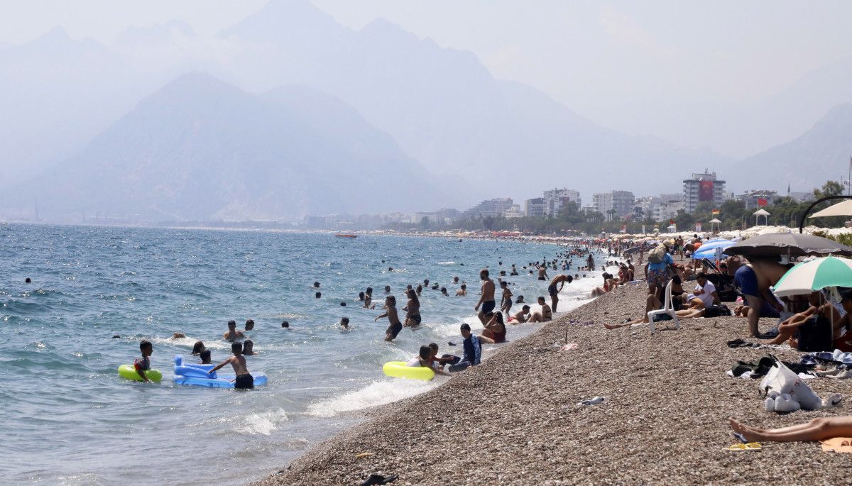 Antalya'da Yaz Sonu Sıcakları: Termometre 33 Dereceyi Gördü