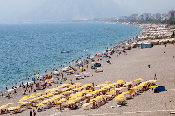 Antalya’da Yaz Sonu Sıcakları: Termometre 33 Dereceyi Gördü