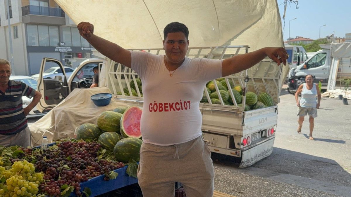 Antalya'da Yetiştirdiği Karpuzları Göbek Atarak Satışa Sunuyor