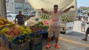 Antalya’da Yetiştirdiği Karpuzları Göbek Atarak Satışa Sunuyor