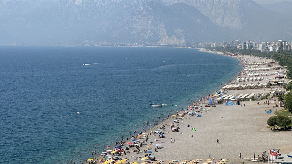 Sıcak Hava ve Yüksek Nem Püskürerek Turizmin Kalbini Isıtıyor