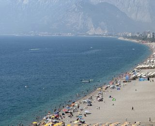 Antalya’da Yüksek Nem ve Sıcaklar İnsanları Sahillere Çekti