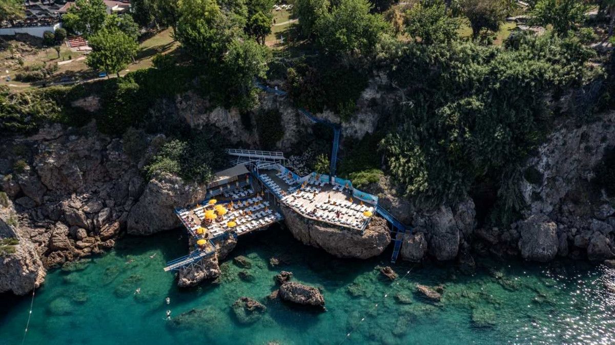 Antalya'nın Mavi Bayraklı Falez Plajlarına Yoğun İlgi ve Ziyaretçi Akını