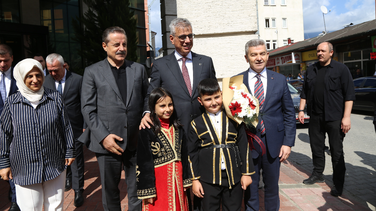 İnsani Krizlere Dikkat Çekti