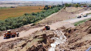 Batman’da Sulama Kanalından Akan Su ve Çamur Yolu Kapattı