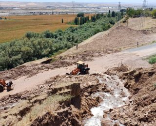 Batman’da Sulama Kanalından Akan Su ve Çamur Yolu Kapattı