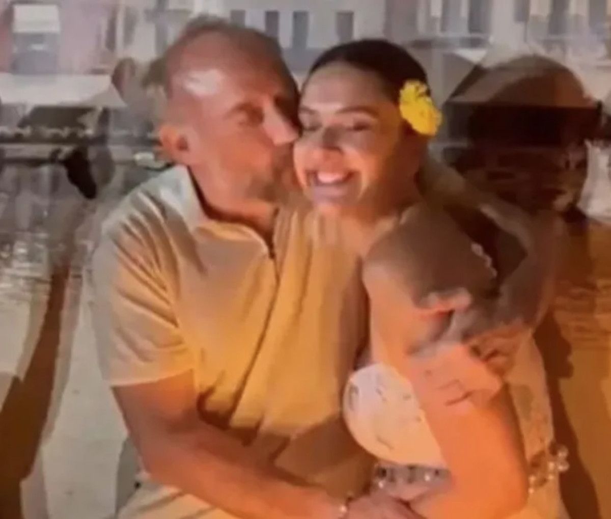 Bergüzar Korel'in Yeni Yaş Günü Kutlaması ve Eşi Halit Ergenç'in Öpücükleri