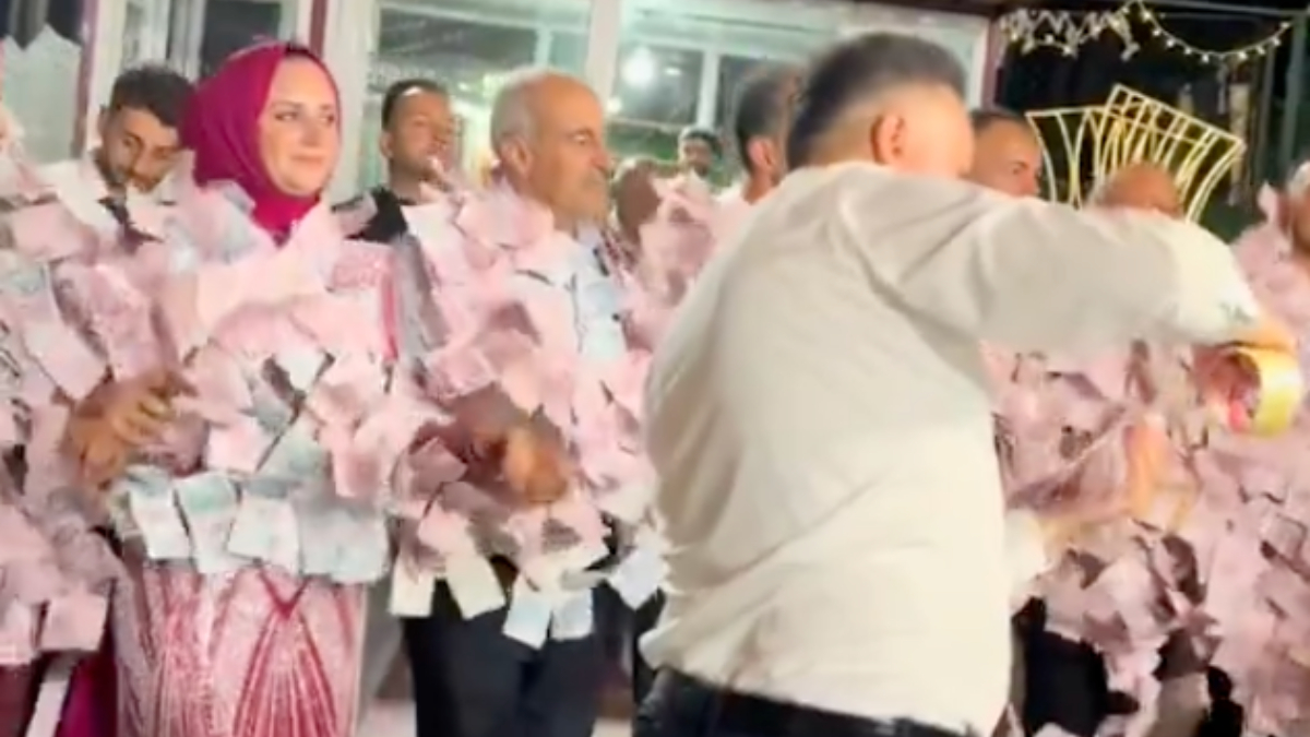 “Lidyalılar Parayı Buldu, Bitlisliler Takıyor”