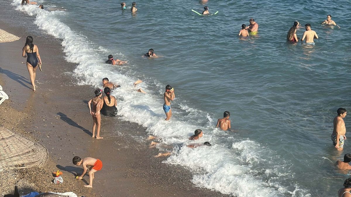 Bodrum'da Yerli ve Yabancı Turistlerin Sahil Keyfi Yoğunluğu