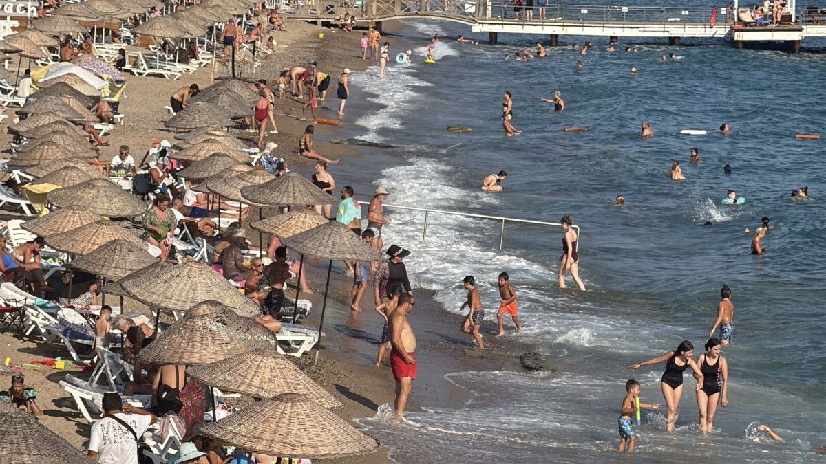 Bodrum'da Yerli ve Yabancı Turistlerin Sahil Keyfi Yoğunluğu