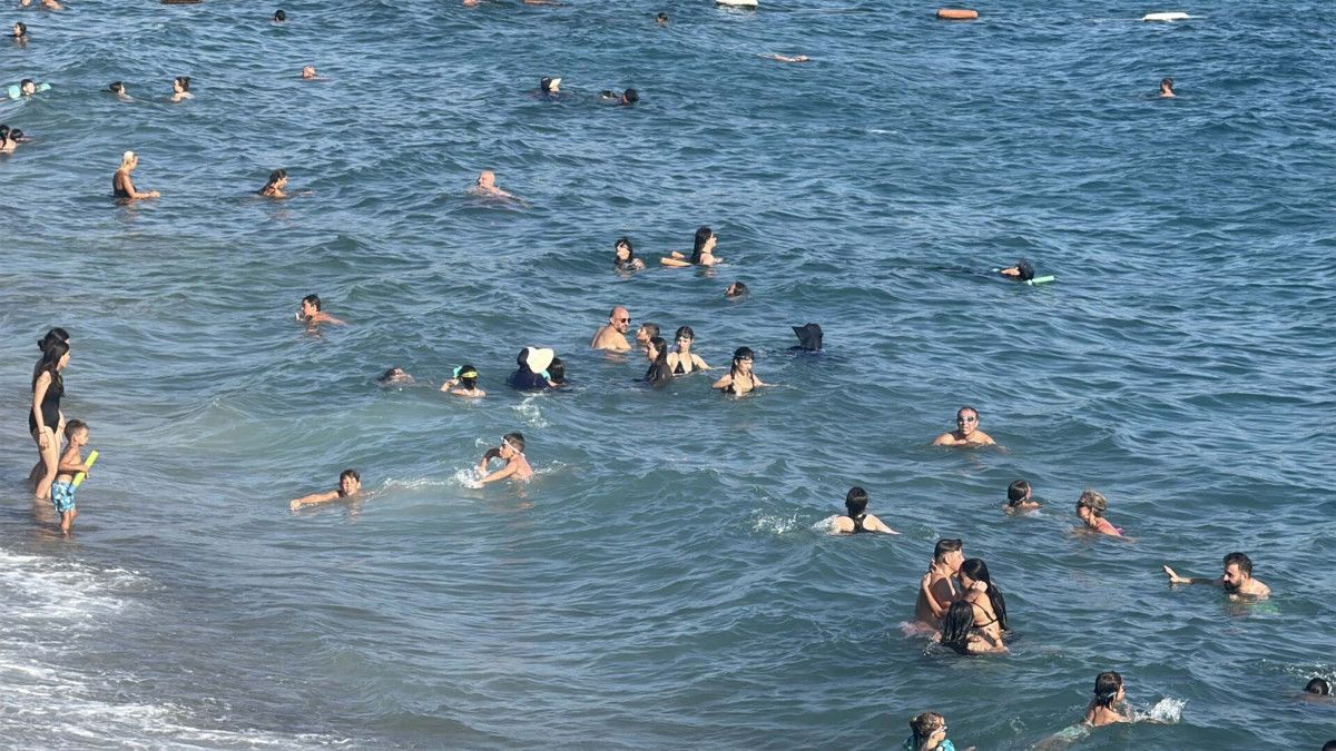 Bodrum'da Yerli ve Yabancı Turistlerin Sahil Keyfi Yoğunluğu