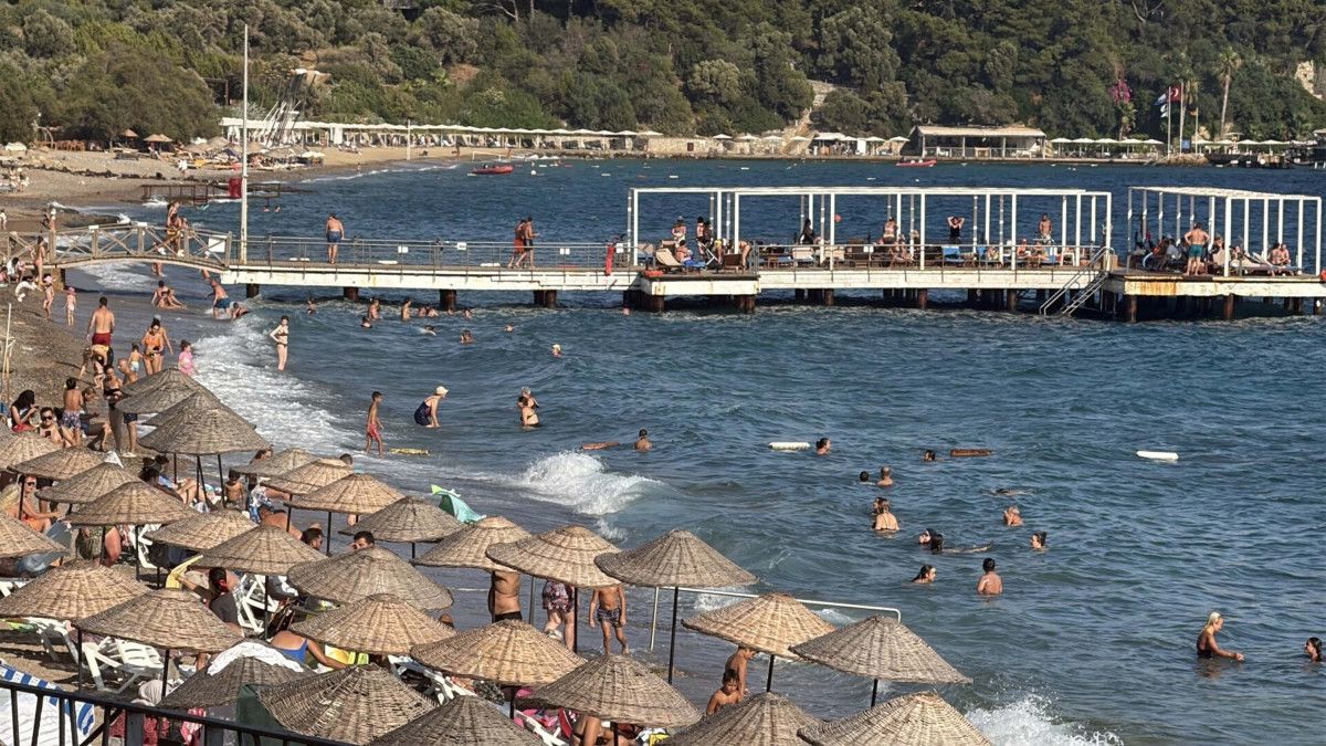 Bodrum'da Yerli ve Yabancı Turistlerin Sahil Keyfi Yoğunluğu