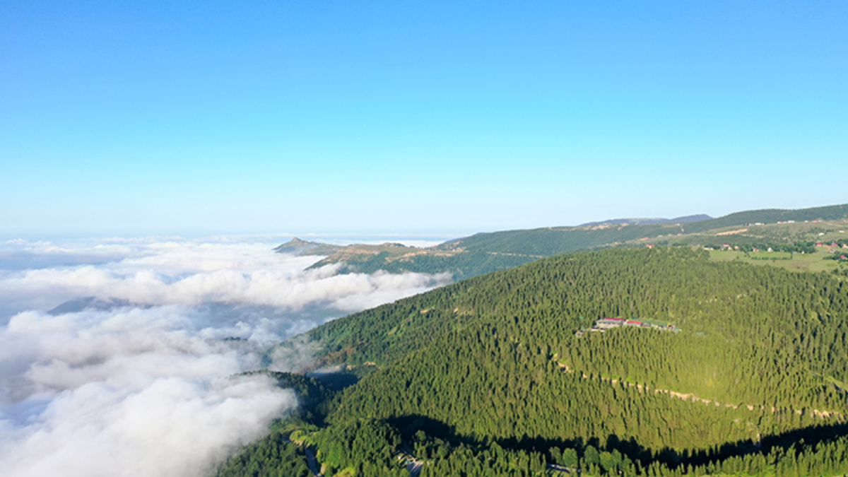 Bulutlara Komşu Yayla: Hem Türbesi Hem Manzarasıyla Turistleri Büyülüyor