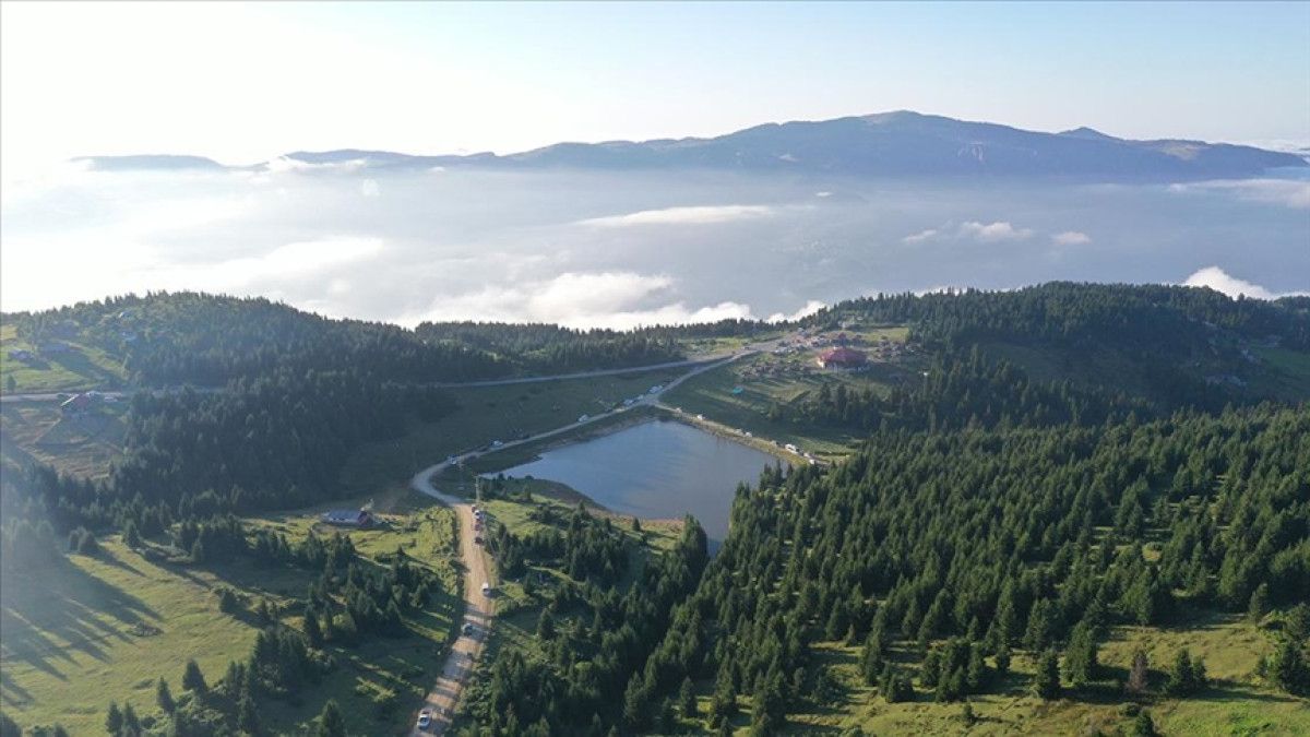 Bulutlara Komşu Yayla: Hem Türbesi Hem Manzarasıyla Turistleri Büyülüyor