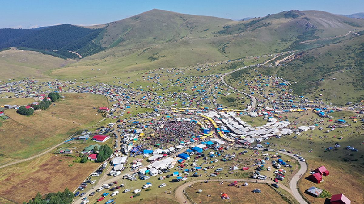 Bulutlara Komşu Yayla: Hem Türbesi Hem Manzarasıyla Turistleri Büyülüyor
