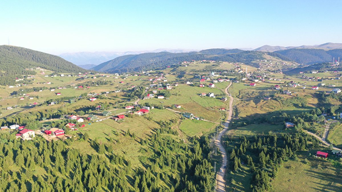 Bulutlara Komşu Yayla: Hem Türbesi Hem Manzarasıyla Turistleri Büyülüyor