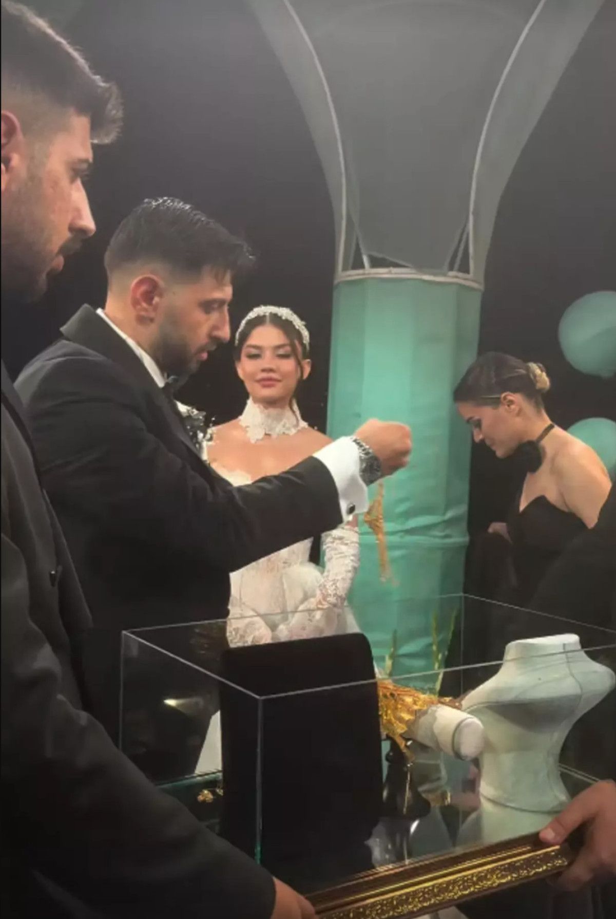 Burak Bulut ve Eda Sakız Çiftinin Düğün Hikayesi ve Takılan Altınlar