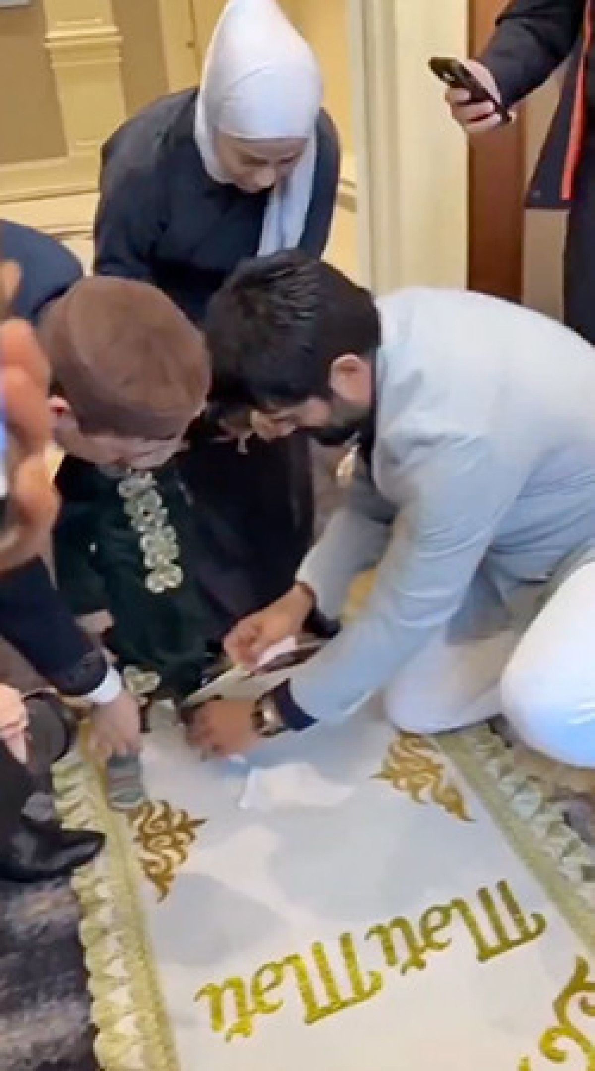 Burak Özçivit'in Kurdele Kesim Anı Sosyal Medyada Gündem Oldu