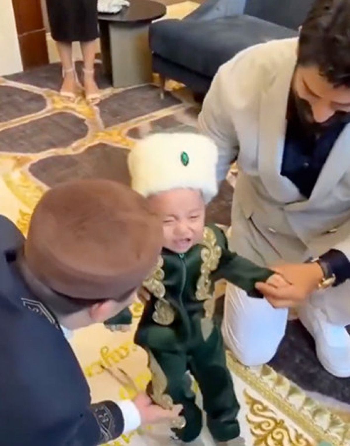 Burak Özçivit'in Kurdele Kesim Anı Sosyal Medyada Gündem Oldu