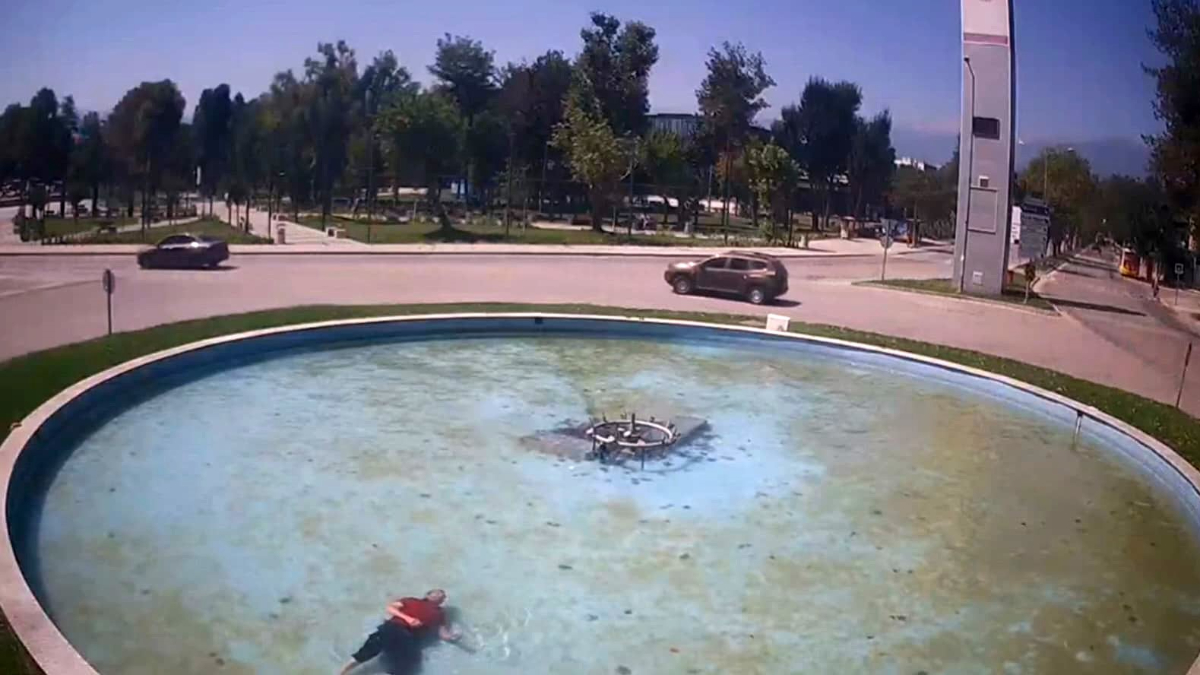 Bursa'da Alkollü Şahıs Süs Havuzuna Düştü