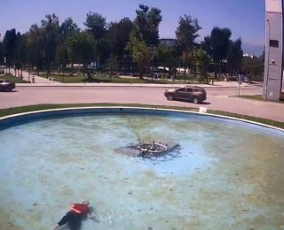 Bursa’da Alkollü Şahıs Süs Havuzuna Düştü