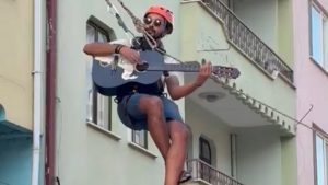 Bursa’da Eşyalarını Taşıyan Adam, Halatta Gitar Çalıp Şarkı Söyledi