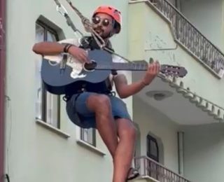 Bursa’da Eşyalarını Taşıyan Adam, Halatta Gitar Çalıp Şarkı Söyledi