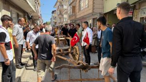 Bursada İlginç Düğün Geleneği: Arkadaşların Öküz Arabasıyla Eğlenceli Kutlama