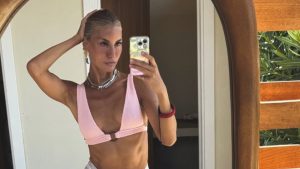 Çağla Şıkel’in Yeni Hobi’si Elektrikli Sörfle Tanıştı!