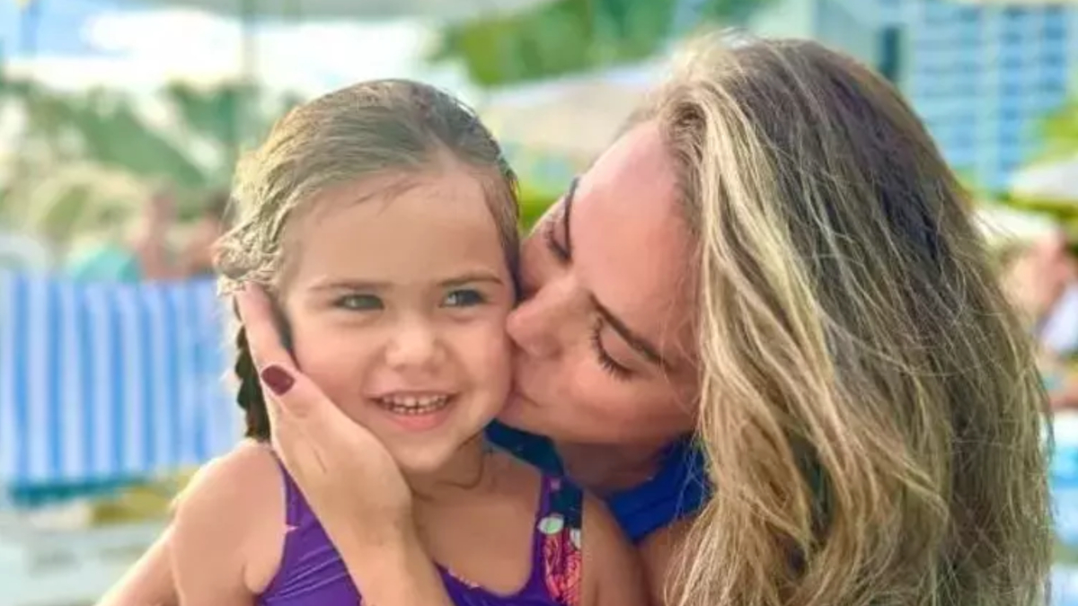 Ünlü oyuncu Ceyda Ateş, Amerika'da yeni hayatına alışırken özel anlarını hayranlarıyla paylaşıyor. İş insanı Buğra Toplusoy ile evlenen Ateş, geçmişte oyunculuğu bırakıp, minik kızı Talia'nın annesi olmanın mutluluğunu yaşıyor.