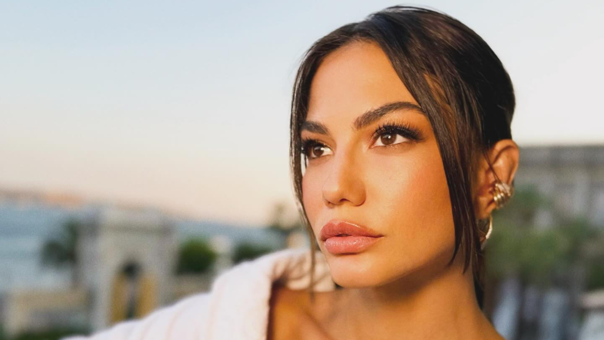 Demet Özdemir Sezon Öncesi Bornozuyla Pozunu Paylaştı