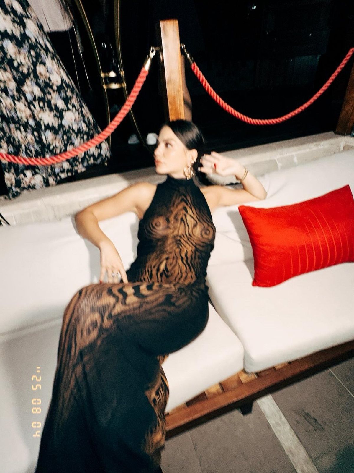 Demet Özdemir Sezon Öncesi Bornozuyla Pozunu Paylaştı