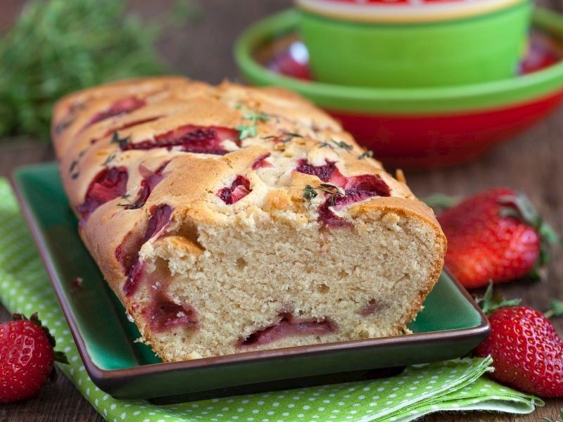 4 Malzemeli Çilekli Kek Nasıl Yapılır?