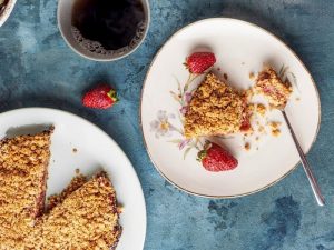 Enfes ve Kolay Glutensiz Çilekli Crumble Tarifi