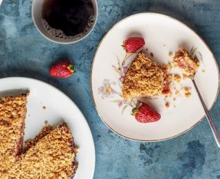 Enfes ve Kolay Glutensiz Çilekli Crumble Tarifi
