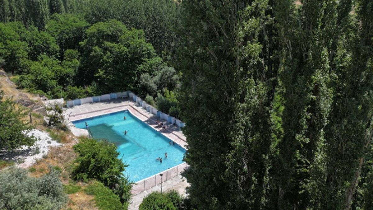 Erciyes'in Eriyen Karlarından Beslenen Serinletici Havuz Deneyimi