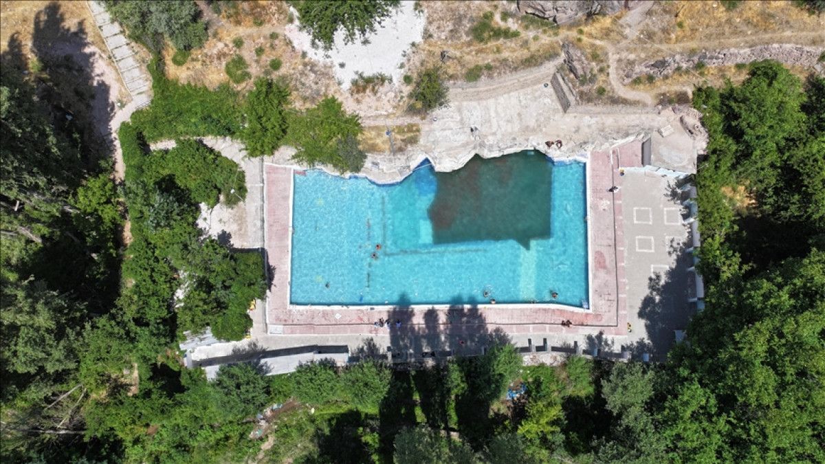 Erciyes'in Eriyen Karlarından Beslenen Serinletici Havuz Deneyimi