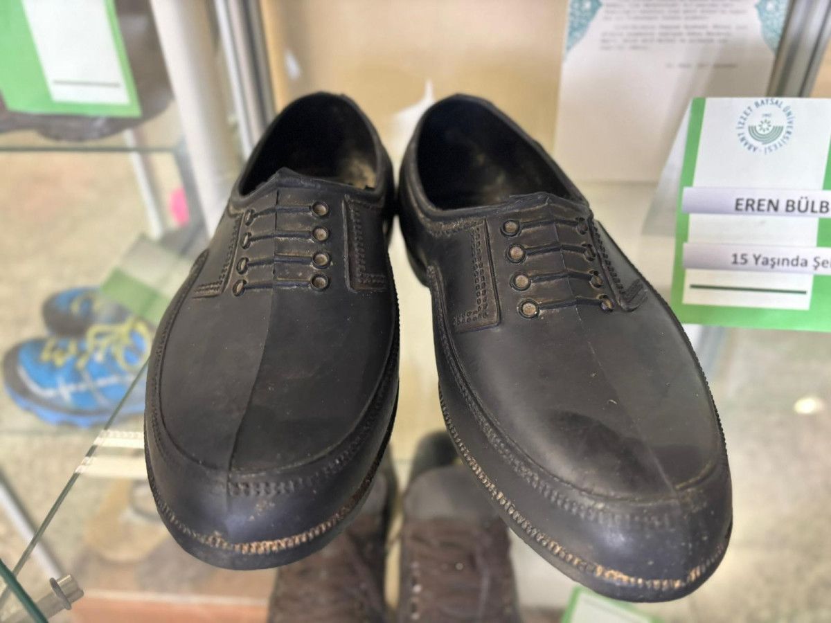 Eren Bülbül'ün Kara Lastiği: Yaşayan Ayakkabı Müzesi'nde Sergileniyor
