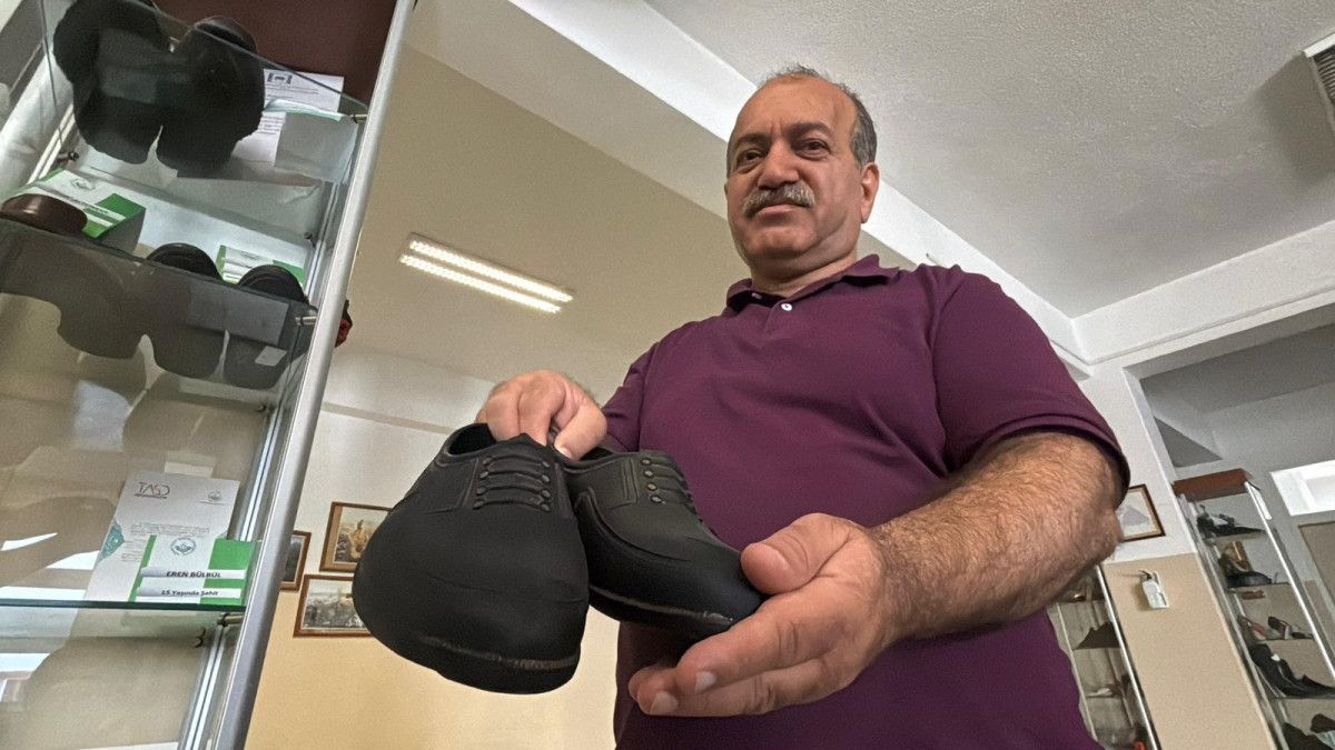 Eren Bülbül'ün Kara Lastiği: Yaşayan Ayakkabı Müzesi'nde Sergileniyor
