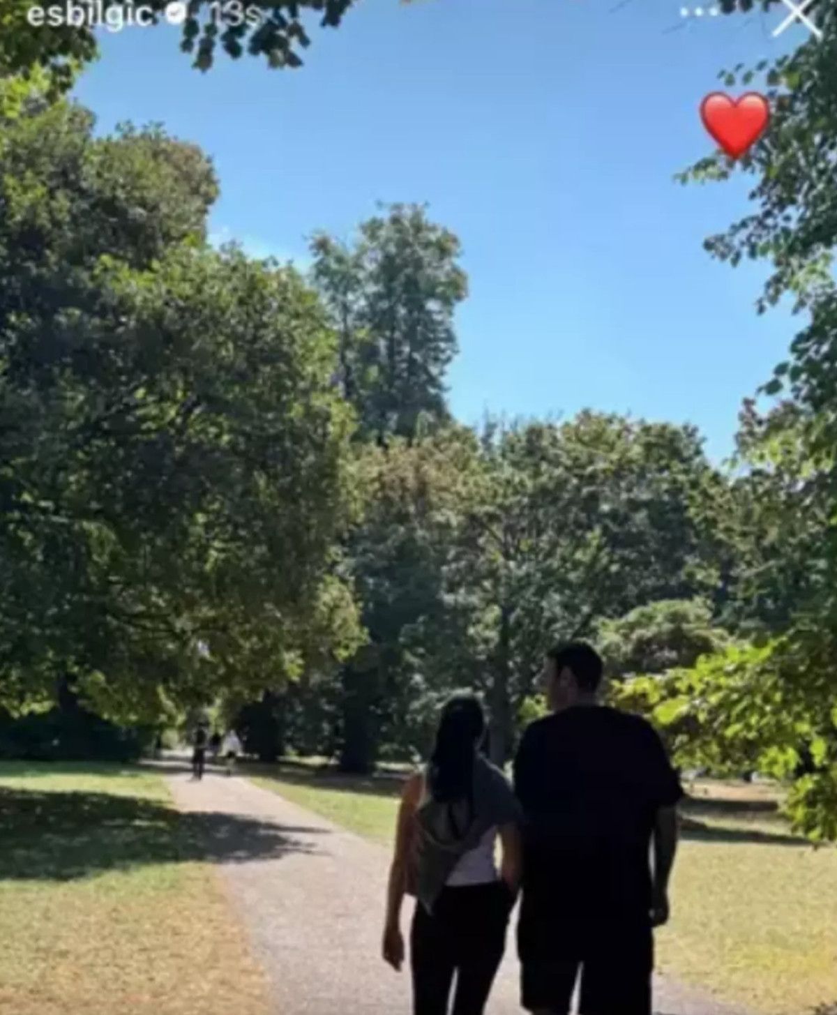 Esra Bilgiç'in Sosyal Medyada Aşk Dolu Paylaşımları! Yeni Sevgili Pozlarıyla Göz Kamaştırdı