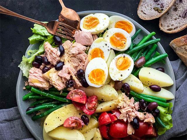 Fransız Mutfağının Öncü Lezzeti: Niçoise Salatasıyla Yazı Tadlandırın!