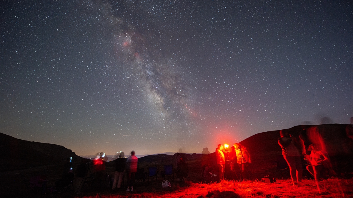 Gökyüzü ve Samanyolu'nun Büyüleyici Görüntüsü