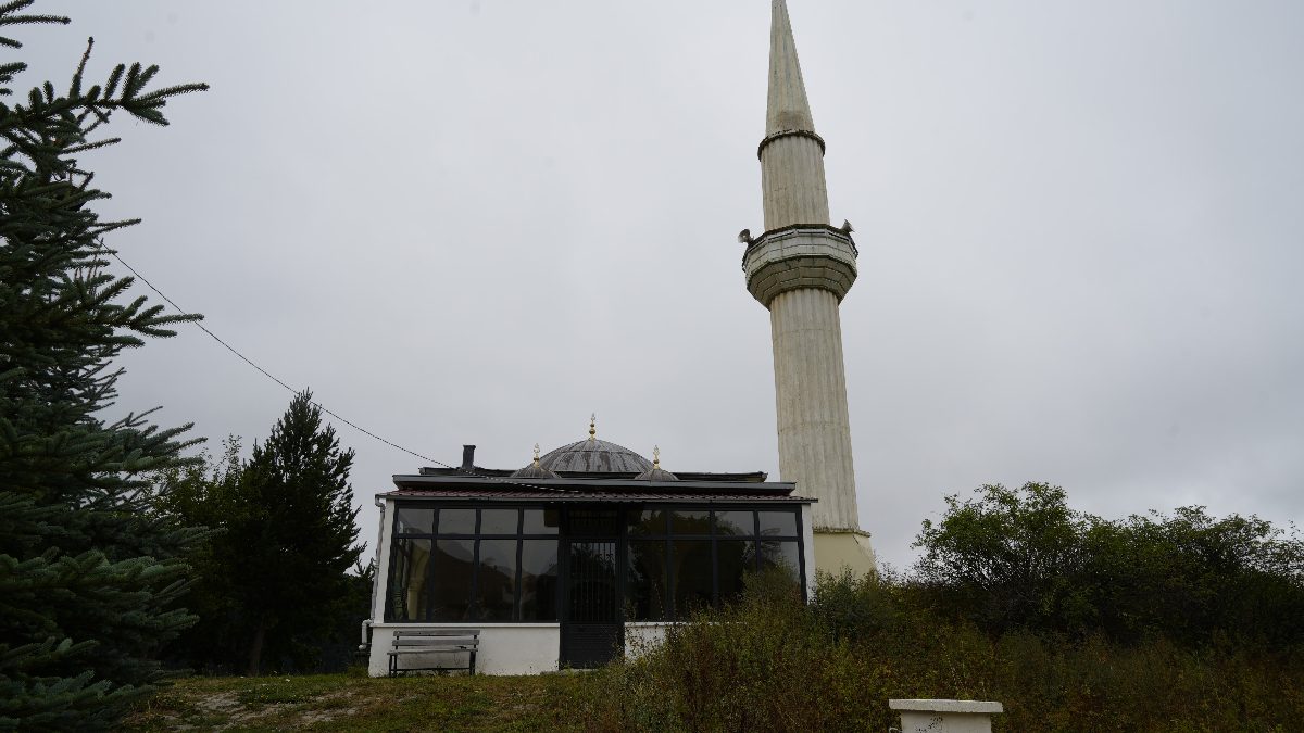 Deprem ve Savaş İzleri ile Güzeloluk Camii’nin Tarihi Derinliği