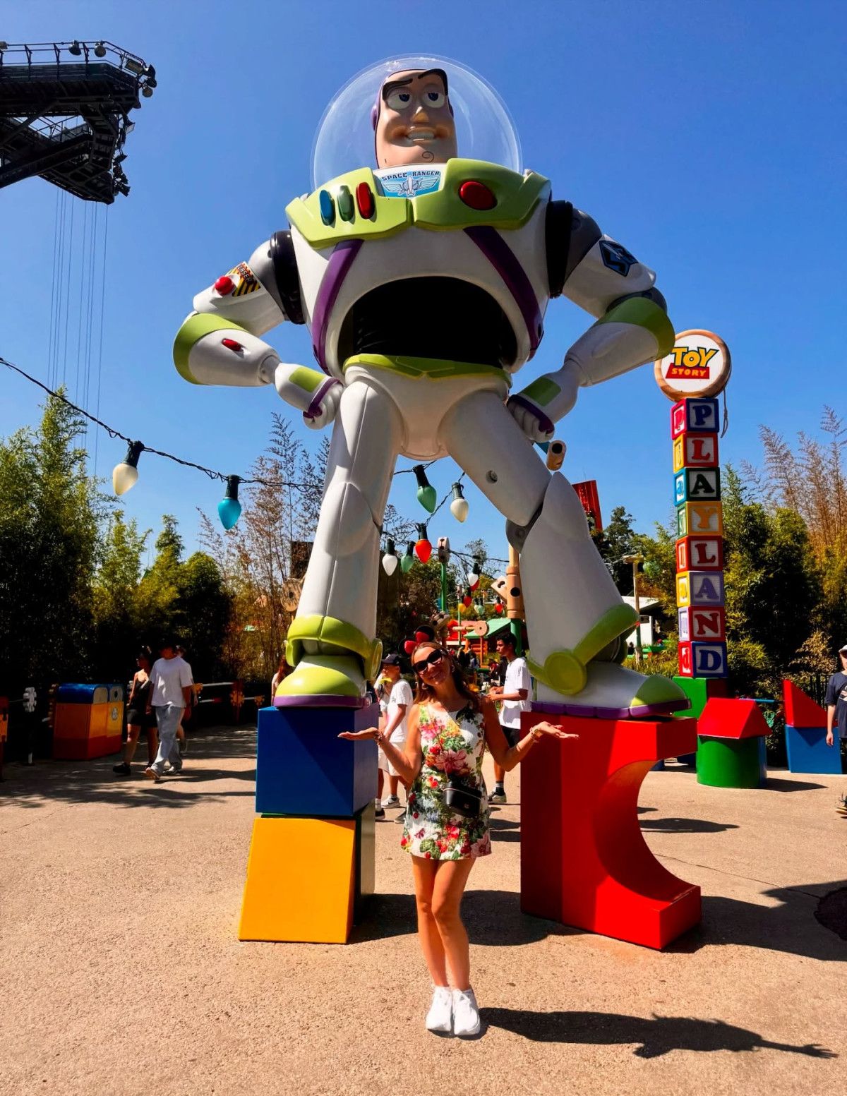 Hadise Disneyland'da! Çocuklar Gibi Eğlendiği Anları Paylaştı