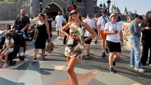 Hadise Disneyland’da! Çocuklar Gibi Eğlendiği Anları Paylaştı