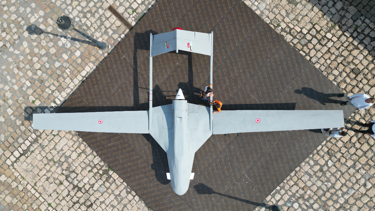 Payas ilçesinde yaşayan genç mucitler, yerli ve milli savunma projelerine olan ilgilerini sanata dönüştürdü. Samet Keskin ve Recep Tayyip Yüksekdağ, Baykar’ın ürettiği Bayraktar TB2 insansız hava aracının ahşaptan detaylı bir maketini tasarlayarak dikkatleri üzerine çekti.