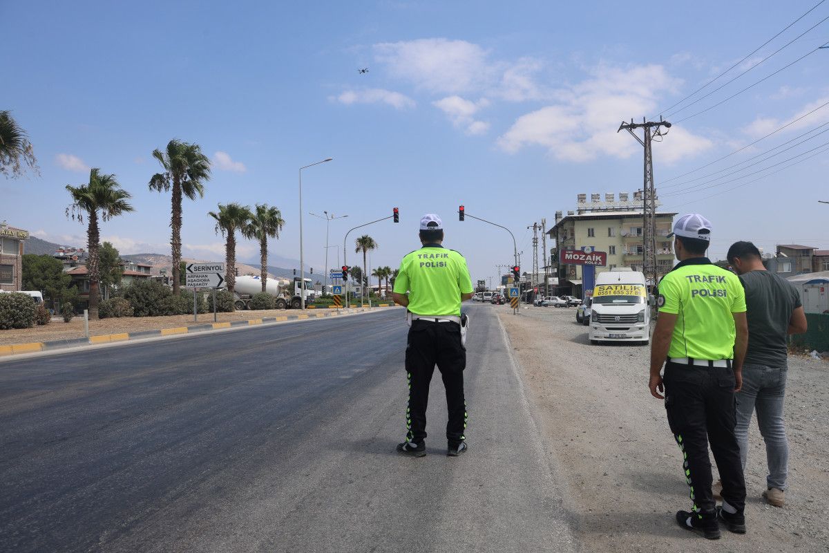 Hatay'da Kırmızı Işıkta Durmayan Sürücü Drone ile Tespit Edildi: Güzel Haber, Devletimize Güveniyoruz