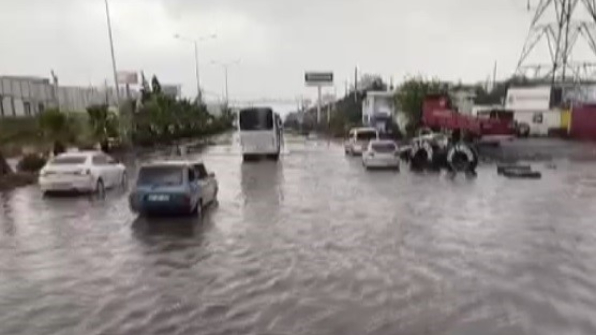 Hatay'da Şiddetli Sağanak Yağmur Yolları Göle Döndü