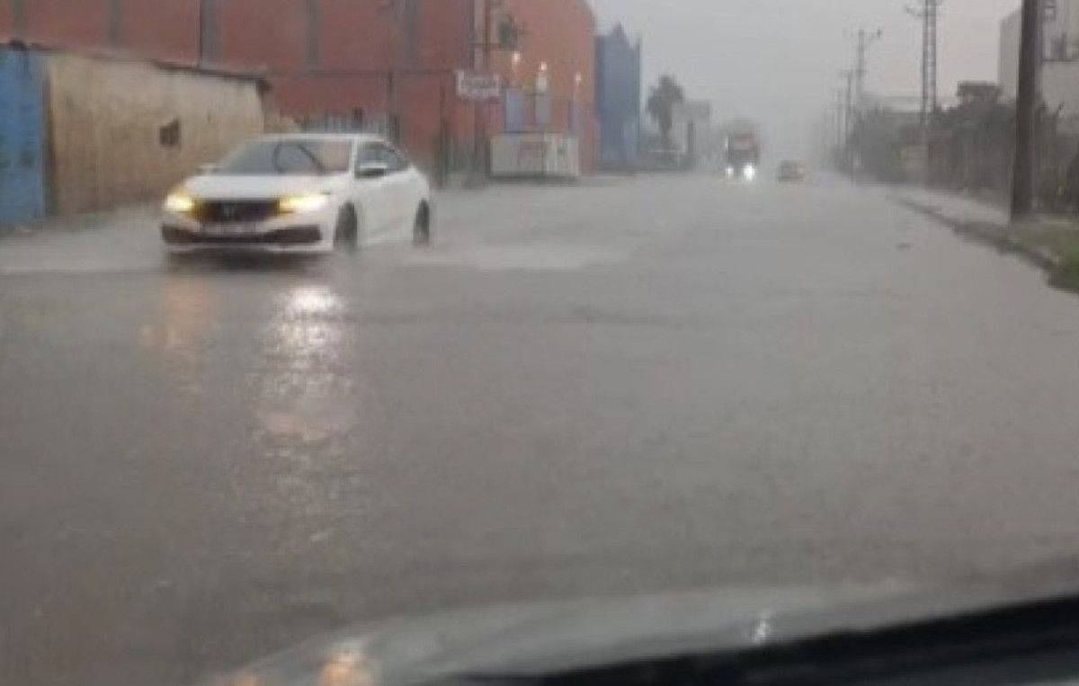 Hatay'da Şiddetli Sağanak Yağmur Yolları Göle Döndü