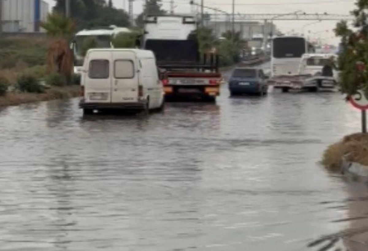 Hatay'da Şiddetli Sağanak Yağmur Yolları Göle Döndü
